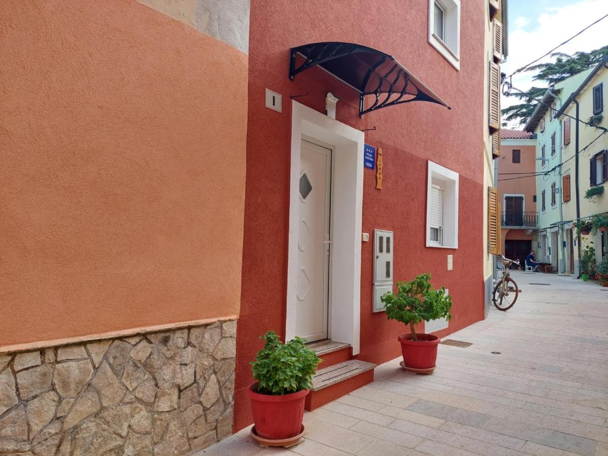Leona Apartment Новиград Екстериор снимка
