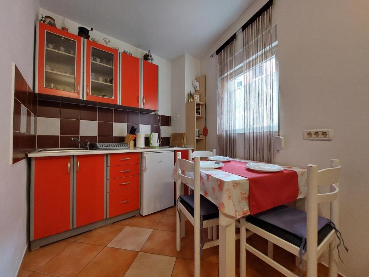 Leona Apartment Новиград Екстериор снимка