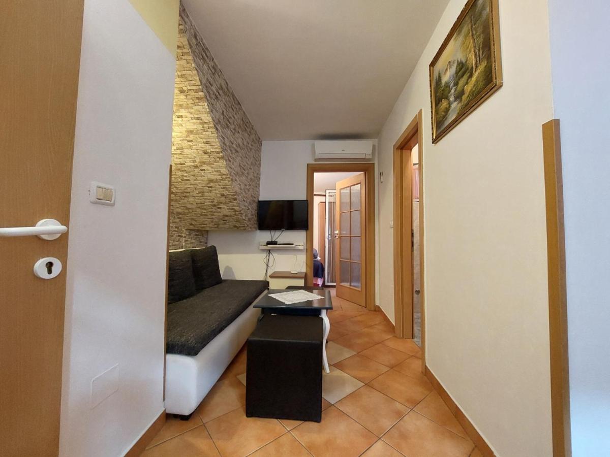 Leona Apartment Новиград Екстериор снимка
