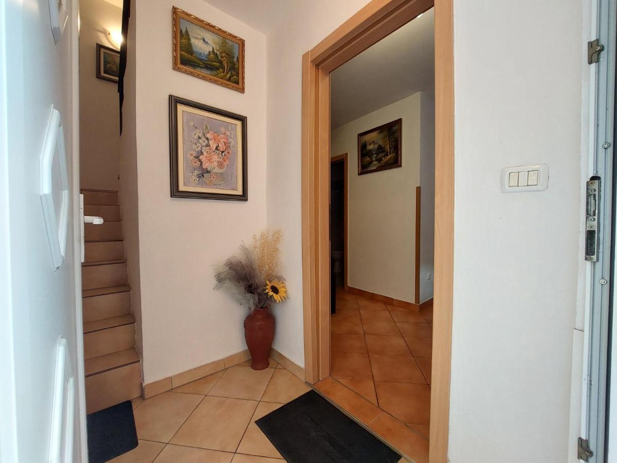 Leona Apartment Новиград Екстериор снимка